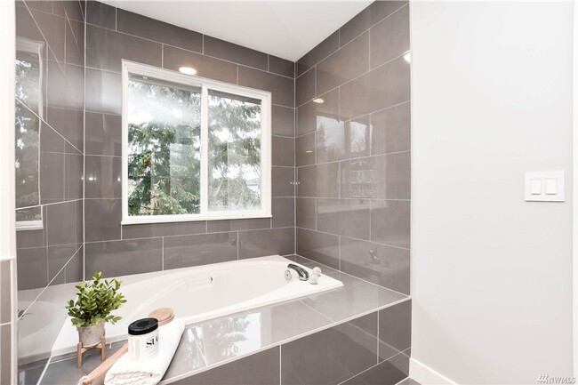 Building Photo - Remodeled Home in Mukilteo!