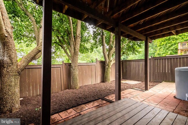 Building Photo - 1275 Quaker Hill Dr