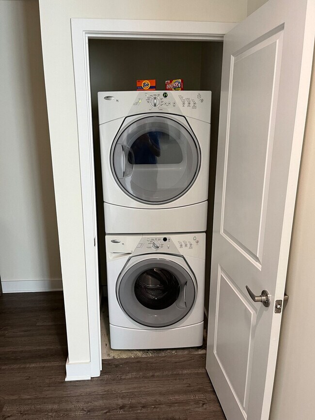 Building Photo - 415 S Mint St