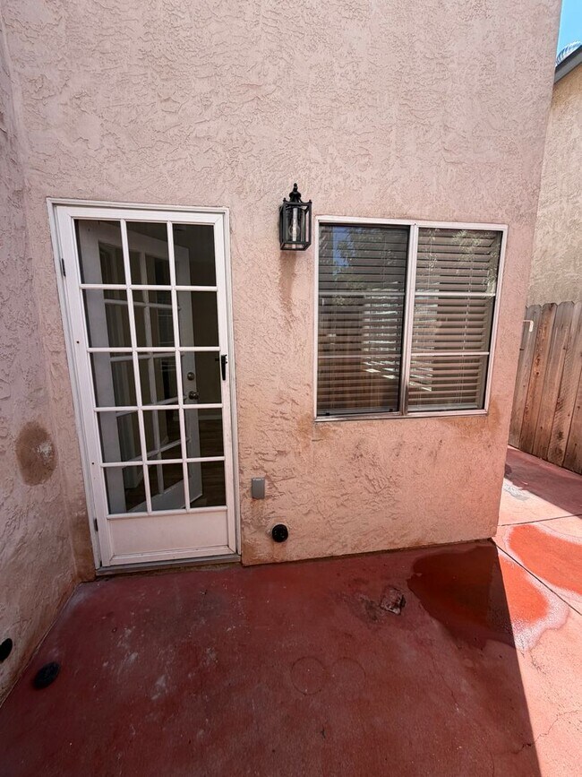 Building Photo - 1031 S Mollison Ave