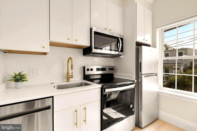 Building Photo - Private Georgetown Living!