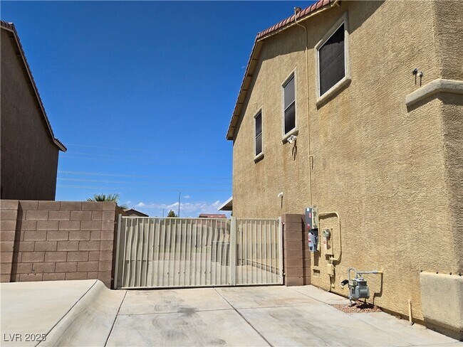 Building Photo - 221 Palmarosa St