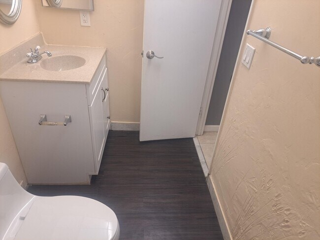 Building Photo - 470 Executive Center Dr