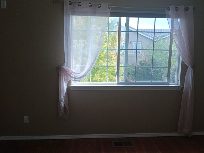 Building Photo - 5 bedrooms, 3 Bath House! Located On NE Si...