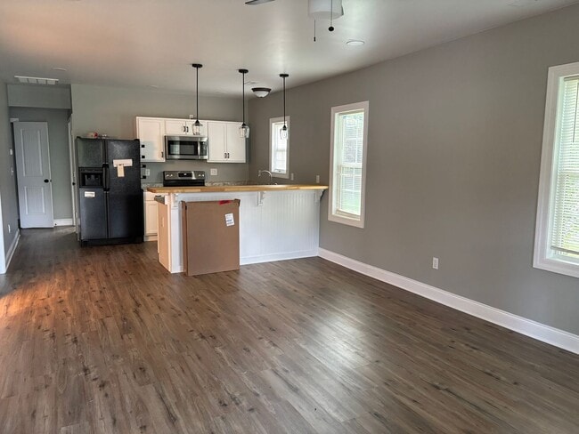 Building Photo - 3 Br 2 Ba