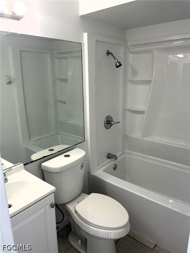 Building Photo - 104 SE 16th Pl