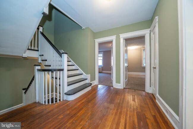 Building Photo - 709 E 20th St