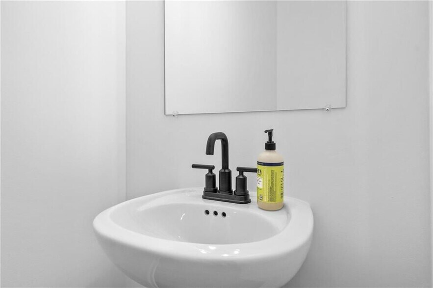 Building Photo - 1637 Winpost Ln NW