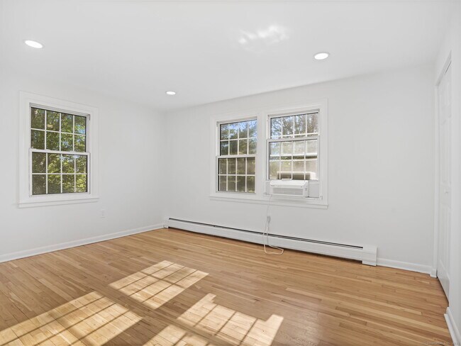 Building Photo - 240 Sunnyridge Ave