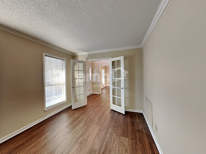 Building Photo - 1255 Hawthorne Dr