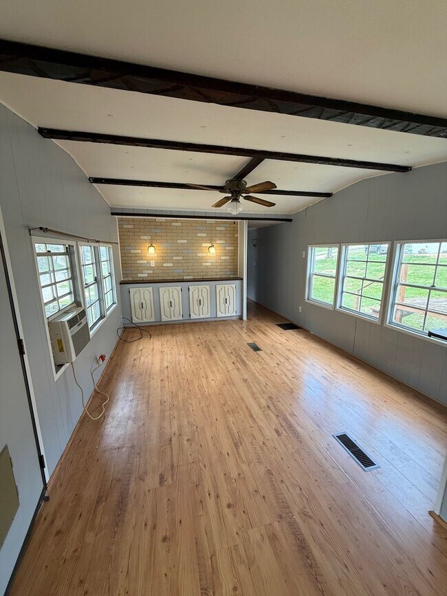 Building Photo - 2 Bedroom / 1 Bath Manufactured Home Kingsport TN