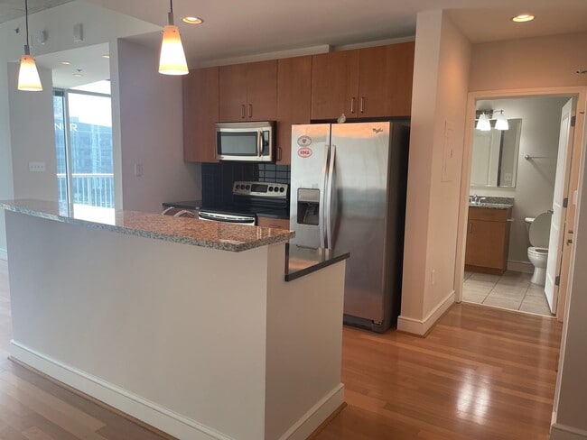 Building Photo - Gorgeous Condo @ Midtown Plaza 1B/1B In Am...