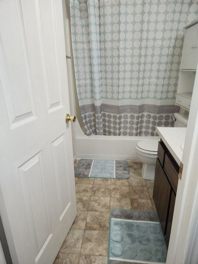 Building Photo - 2bed 1bath Duplex