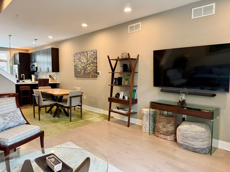Dining room - 916 N 5th St
