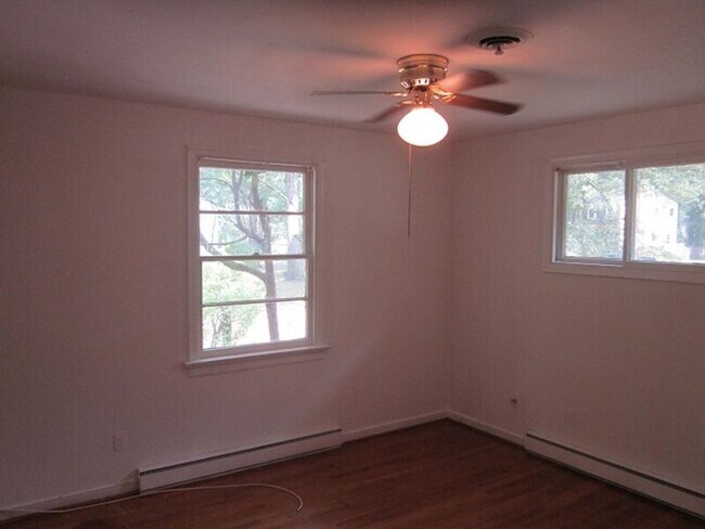 Building Photo - 2040 Woodmont Dr