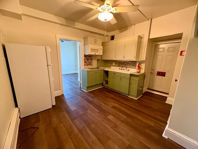 Building Photo - 1369 W Market St