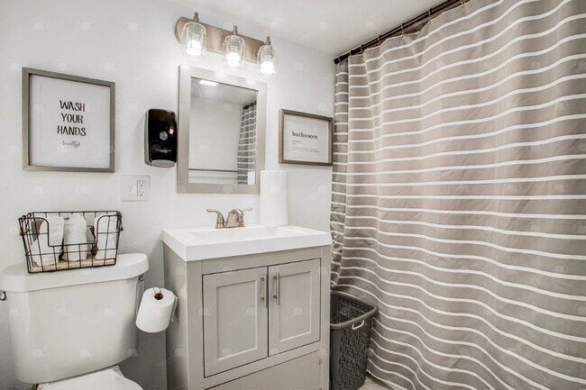 Building Photo - 3-bedroom 3-bathroom w/a loft in historic ...