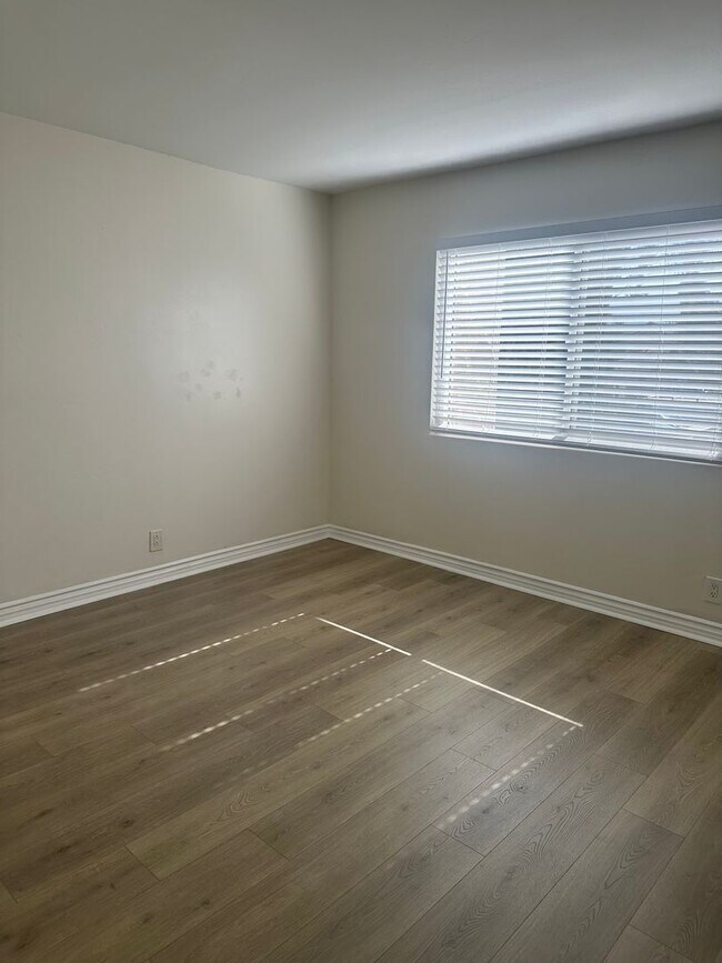 Building Photo - E MADISON - BEAUTIFUL 2nd FLR CONDO IN EL ...