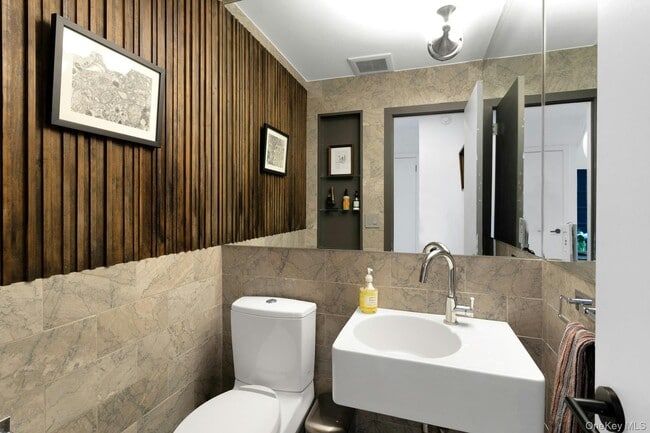 Building Photo - 16 Old Wagon Rd