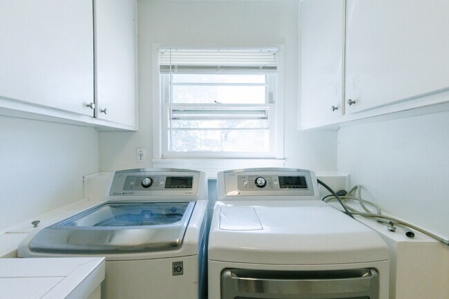 Building Photo - Newly remodeled 3/2/2 in north Lubbock!  M...