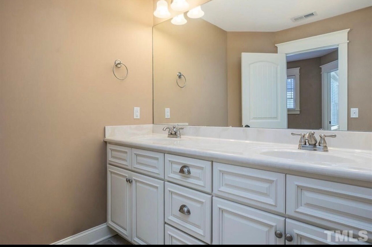 Building Photo - 79 Falconridge Dr