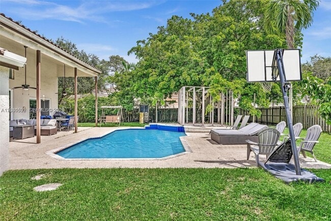 Building Photo - 3877 Bimini Ave