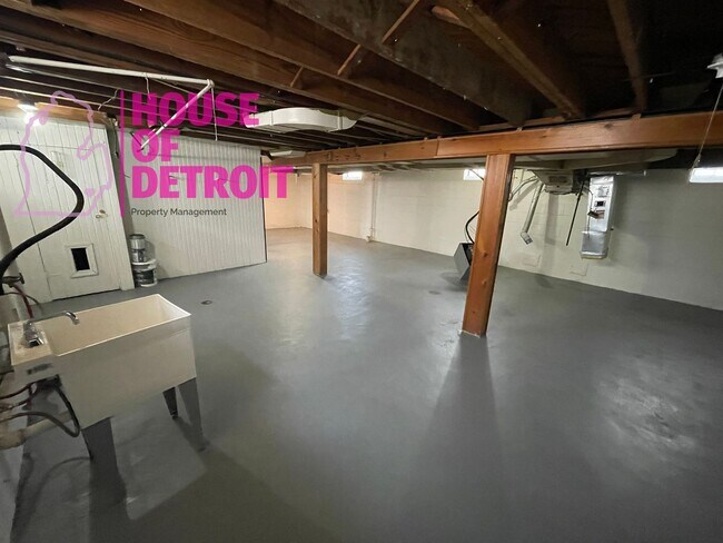 Building Photo - 3 BEDROOM 1 BATH BUNGALOW FREE PRE-SCREEN
