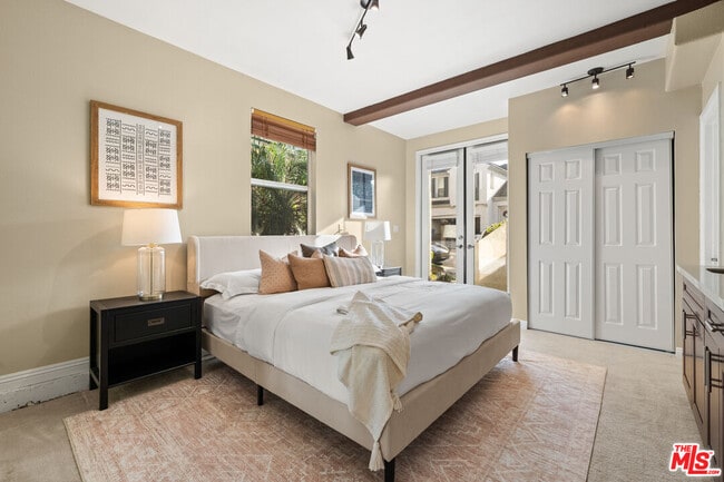 Building Photo - 657 S Ave 61