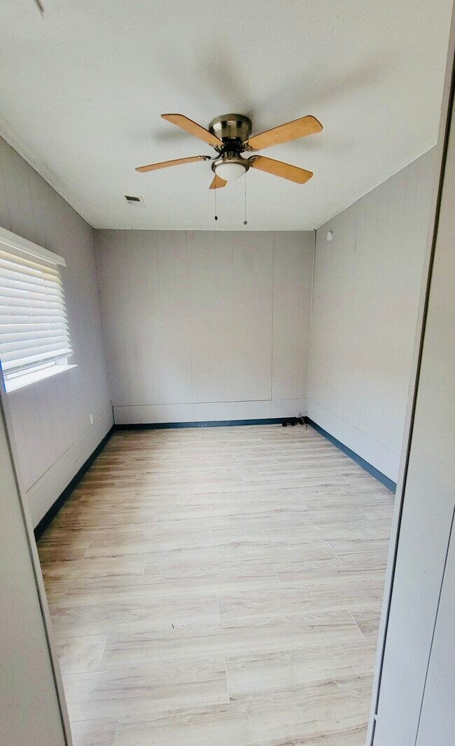 Building Photo - 3 Utica Ln