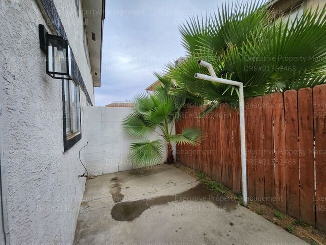 Building Photo - Townhouse unit. 2 bedrooms 1.5 bath call o...
