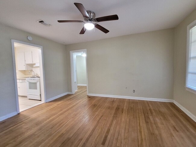 Building Photo - 5 Elegans Ave