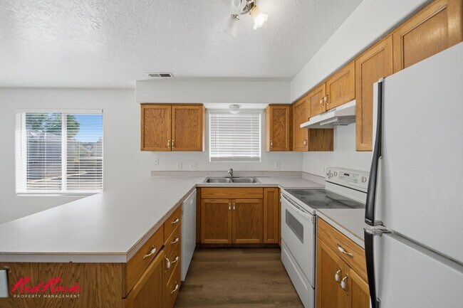 Building Photo - Newly Updated and Move-In Ready 3 bedroom Townhome!