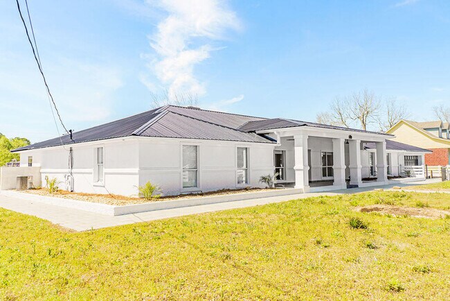Building Photo - 2115 Stallion Rd