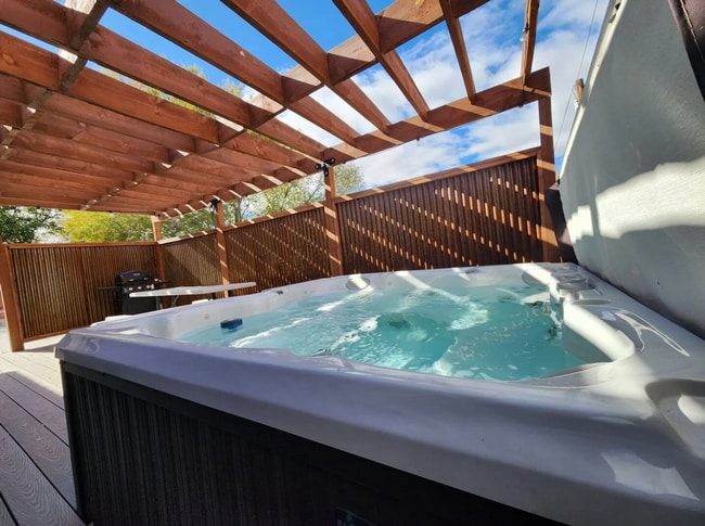 Building Photo - Furnished Studio - Utilities/Internet Included