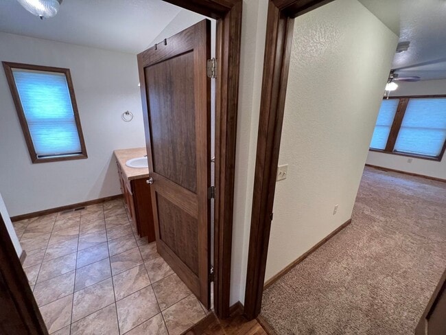 Building Photo - 409 S Broadway Ave