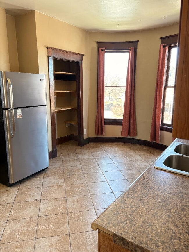 Building Photo - 327 Ash St