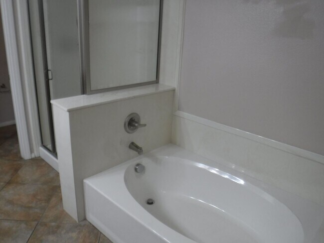 Building Photo - 1500 SQUARE FEET, 2 BED, 2 BATH AND 2 CAR ...