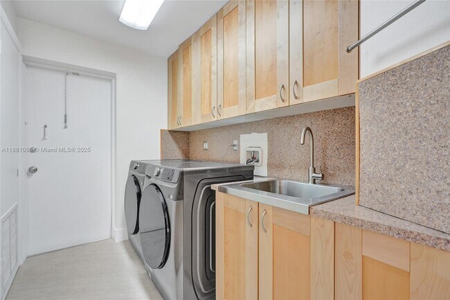Building Photo - 2360 Tigertail Ave