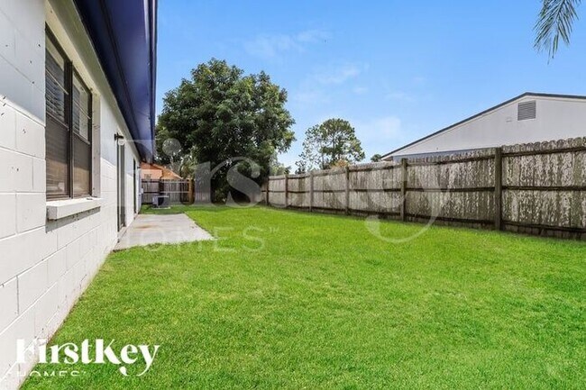 Building Photo - 6802 Rosemary Dr