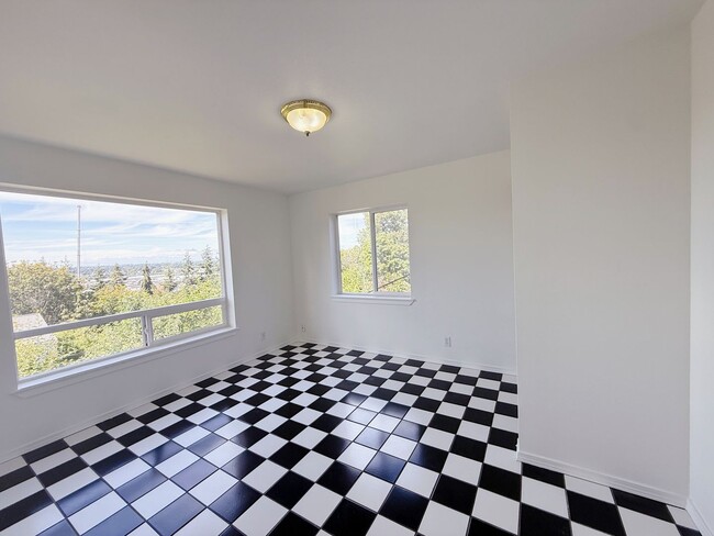 Building Photo - 3 & 4 Bedroom Units Just Steps from WWU