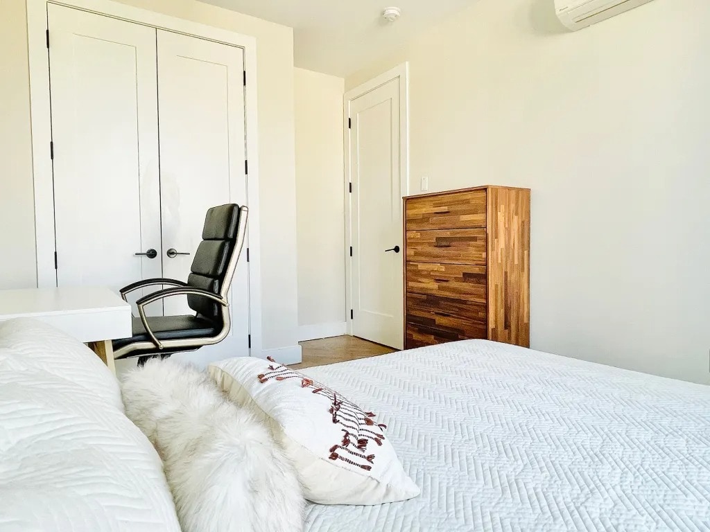 Building Photo - Furnished room/NOT APARTMENT