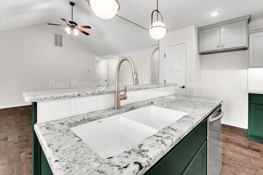 Building Photo - 825 S Trail Point Ct