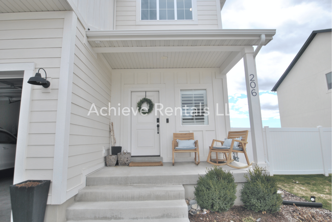 Building Photo - 206 E 520 N