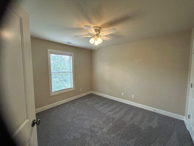 Building Photo - "Charming 3-Bed Condo in Cookeville with G...