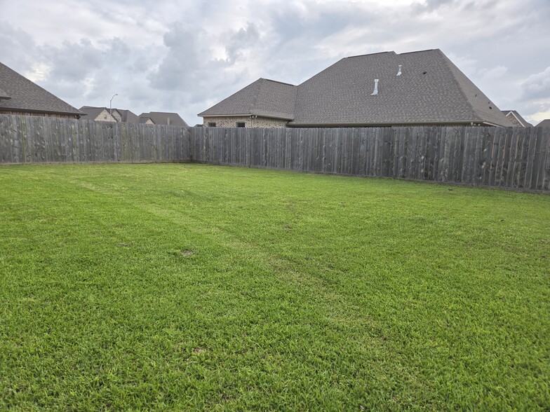 Building Photo - 3555 Crestfield Ln