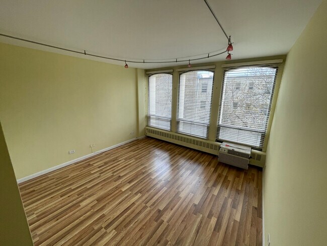 Building Photo - 1450 E 55th Pl