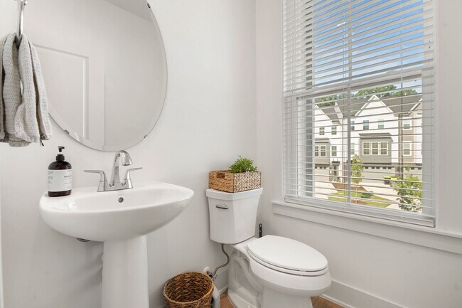 Building Photo - Stunning Like-New Townhome in Prime South Durham Location!