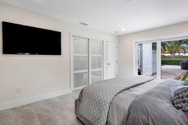 Building Photo - 2021 NW 3rd Ave