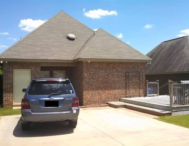 Building Photo - Charming 3 Bedroom 2 bath cottage