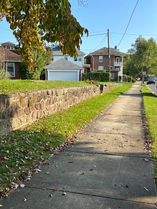 Building Photo - 2 E Elm St